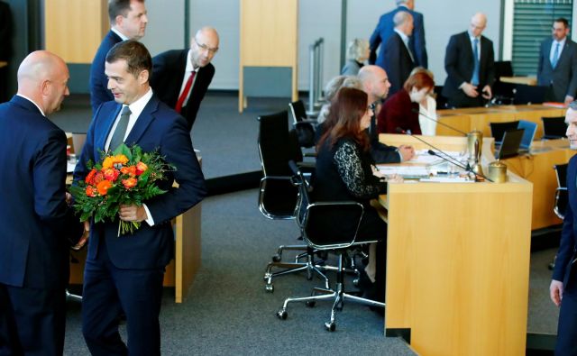 Mike Mohring (CDU) čestita za izvolitev Thomasu Kemmerichu (FDP). Desno Bjoern Hoecke (AfD). Foto: Reuters