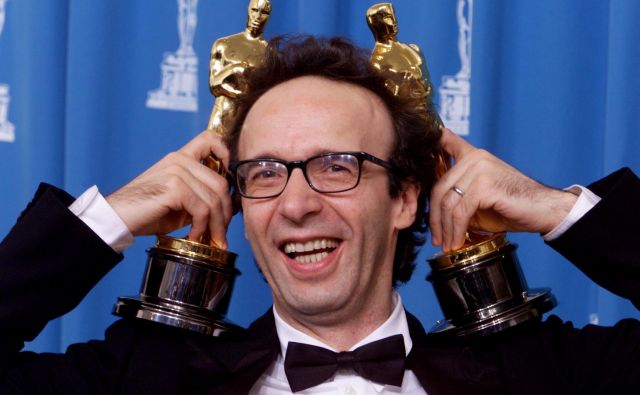 Roberto Benigni je 71. podelitev oskarjev spremenil v nepozabno doživetje. FOTO: Mike Blake/Reuters