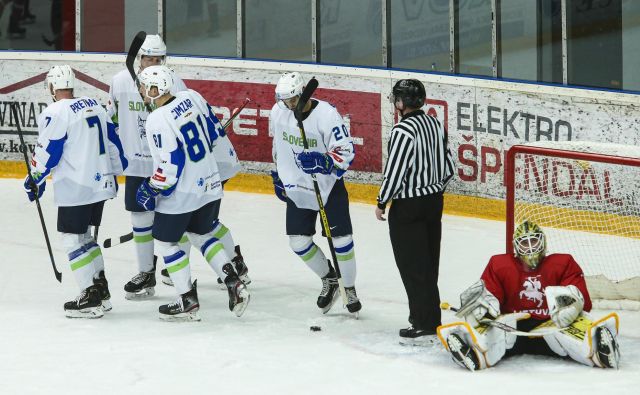 Slovenski hokejisti so do vrha napolnili mrežo gostov z Baltika. FOTO: Jože Suhadolnik