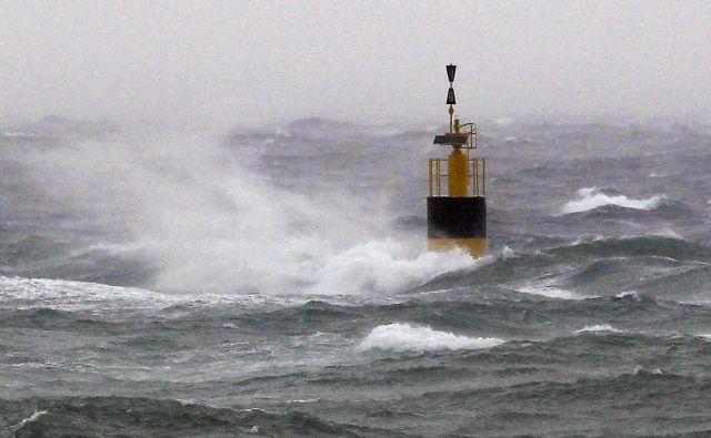 Izjemno nevarne vremenske razmere zaradi vetra ob hrvaški obali pričakujejo od Reke do Dubrovnika. FOTO: Matej Družnik/Delo