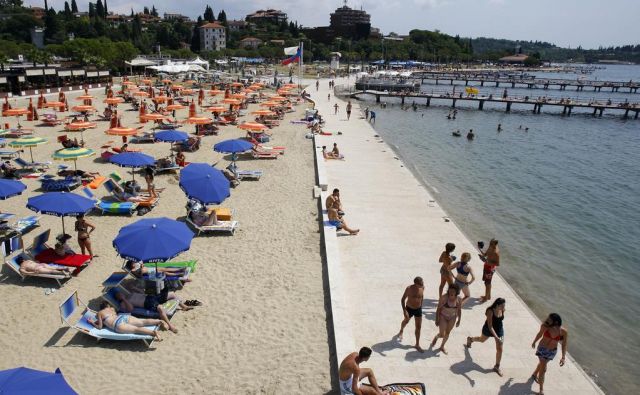 Zasebno podjetje želi z najemom portoroške plaže poskrbeti za boljšo storitev, ki jo je dolžan ponuditi gostom iz petzvezdičnega hotela. FOTO: Blaž Samec