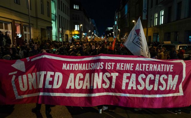 Protesti proti liberalni FDP in skrajni desnici v Berlinu. Foto: John Macdougall/Afp