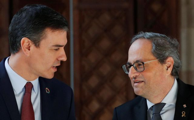 Španski premier Pedro Sánchez in katalonski predsednik Quim Torra danes v Barceloni. Foto: Albert Gea/Reuters