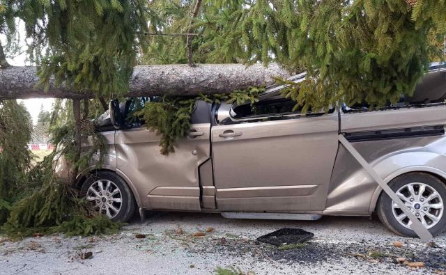 Policija je zaradi neurja včeraj prejela okoli 300 klicev za skupno 61 nujnih dogodkov. FOTO: PU Kranj