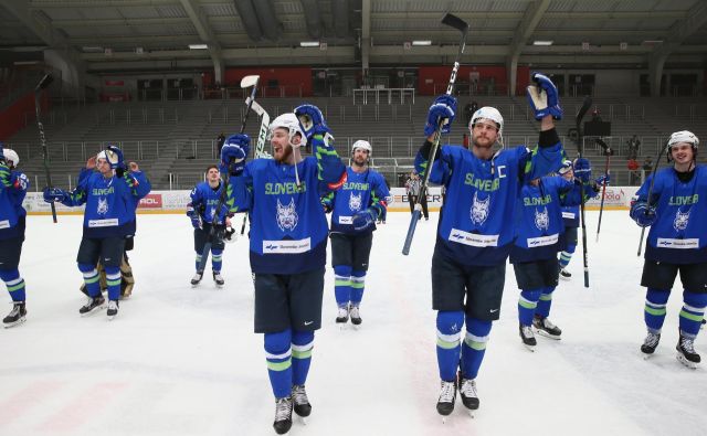 Slovenski hokejisti so se veselili napredovanja v zadnji krog kvalifikacij. FOTO: Jože Suhadolnik/Delo