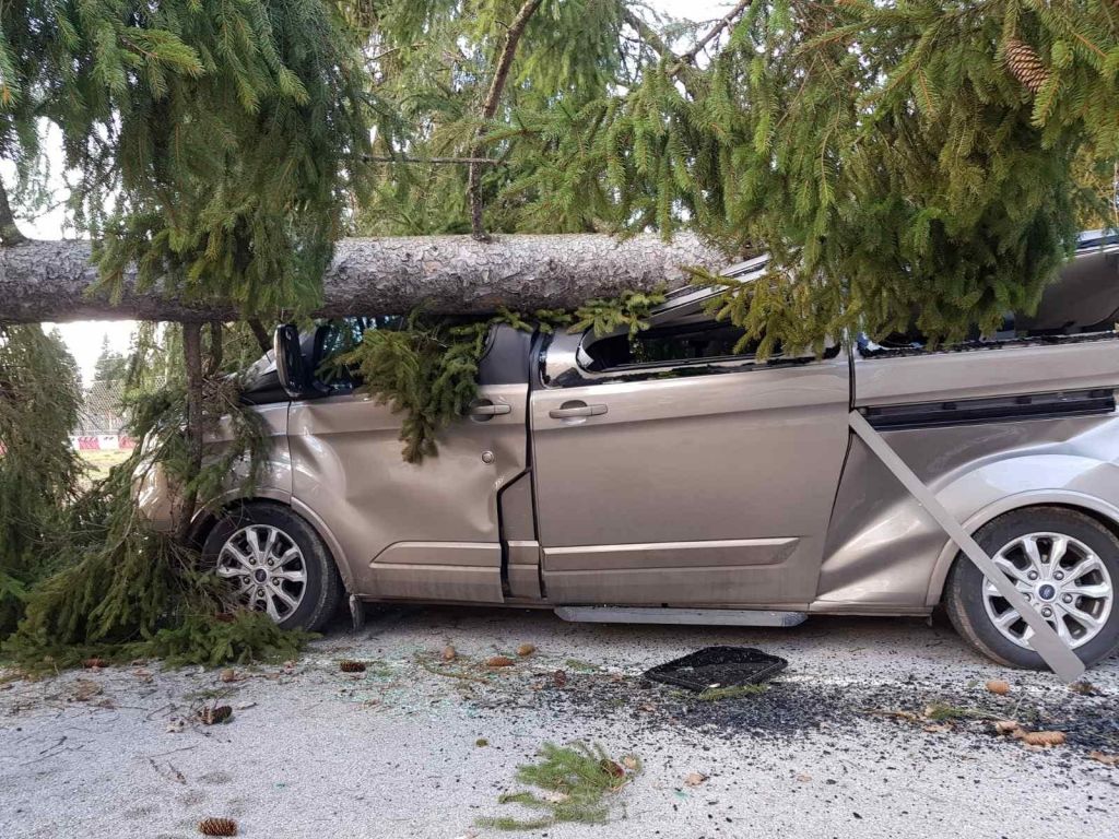 Posledice neurja na Gorenjskem odpravlja več kot 200 gasilcev