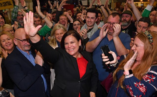 Vodja republikanske stranke Sinn Féin Mary Lou McDonald med prosljavljanjem volilnega uspeha v Dublinu. FOTO: Ben Stansall /Afp