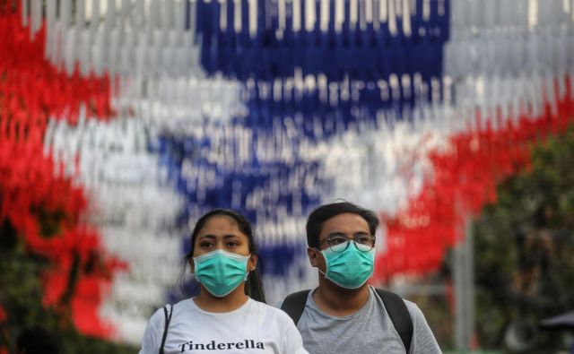 S Kitajske so sporočili, da so bolezen, ki jo povzroča novi virus, neuradno poimenovali pljučnica novega koronavirusa. FOTO: Vivek Prakash/AFP