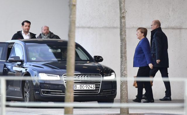 »Izključujemo oblikovanje vlad in političnih večin z glasovi AfD. To je stališče koalicijskih strank na vseh ravneh,« so po sestanku zapisali v CDU, CSU in SPD, ki na zvezni ravni sestavljajo koalicijo. FOTO: John Macdougall/AFP