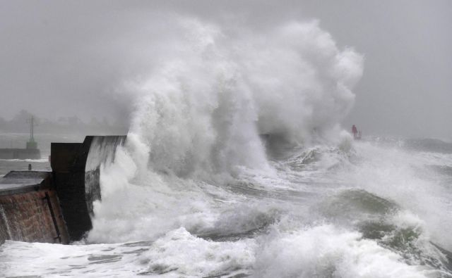 Na obalnih območjih Francije bi lahko sunki vetra dosegli do 140 kilometrov na uro. FOTO: Fred Tanneau/AFP