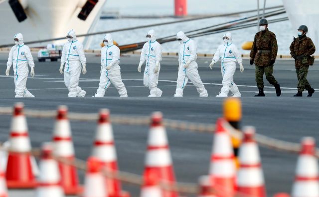 Okužene potnike z ladje evakuirajo v bolnišnično oskrbo.<br />
FOTO: Kim Kyung Hoon/Reuters