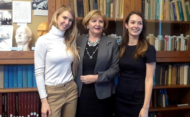 Darja Bavdaž Kuret, stalna predstavnica Slovenije v OZN, med obiskom inštituta Cold Spring Harbor Laboratory (CSHL) s tamkajšnjima študentkama Polono Šafarič Tepeš (levo) in Katarino Meze. FOTO: Osebni arhiv