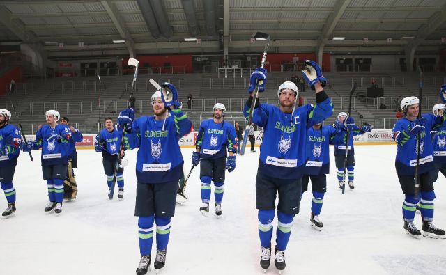 Prebujena slovenska hokejska reprezentanca je po zmagah proti Litvi, Hrvaški in Japonski uresničila uvodni cilj sezone. FOTO: Jože Suhadolnik/Delo