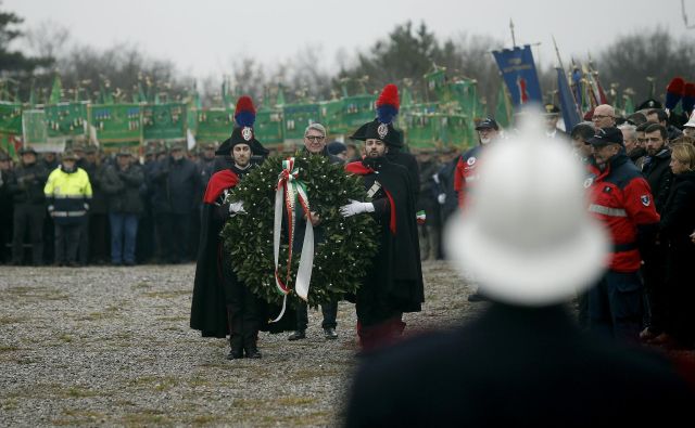 Pri spomeniku �žrtvam povojnih pobojev v bliž�ini Bazovice pri Trstu je danes potekala tradicionalna slovesnost ob italijanskem dnevu spomina na fojbe in eksodus Italijanov iz Istre, Reke in Dalmacije. Udelež�il se je je tudi vodja desne Lige Matteo Salvini. FOTO: Blaž Samec/Delo