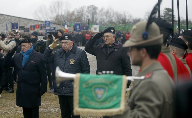 Pri spomeniku ž�rtvam povojnih pobojev v bli�žini Bazovice pri Trstu je bila danes slovesnost ob italijanskem dnevu spomina na fojbe in eksodus Italijanov iz Istre, Reke in Dalmacije. Foto Blaž� Samec