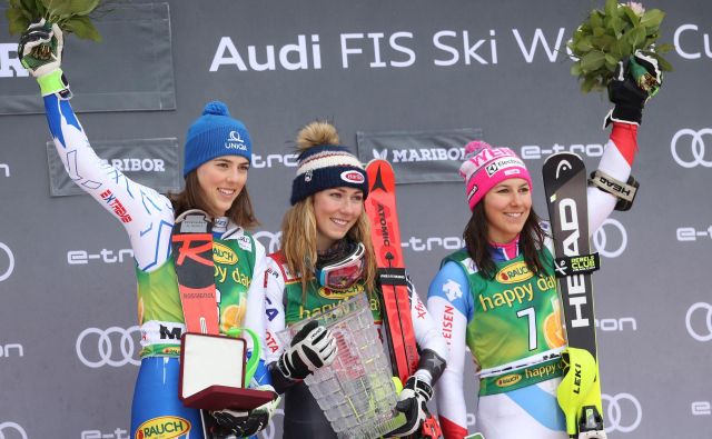 Lovoriko Zlate lisice je pred enim letom v Mariboru osvojila Američanka Mikaela Shiffrin. Ob njej sta bili na odru še Slovakinja Petra Vlhova in Švicarka Wendy Holdener. FOTO Tomi Lombar/Delo