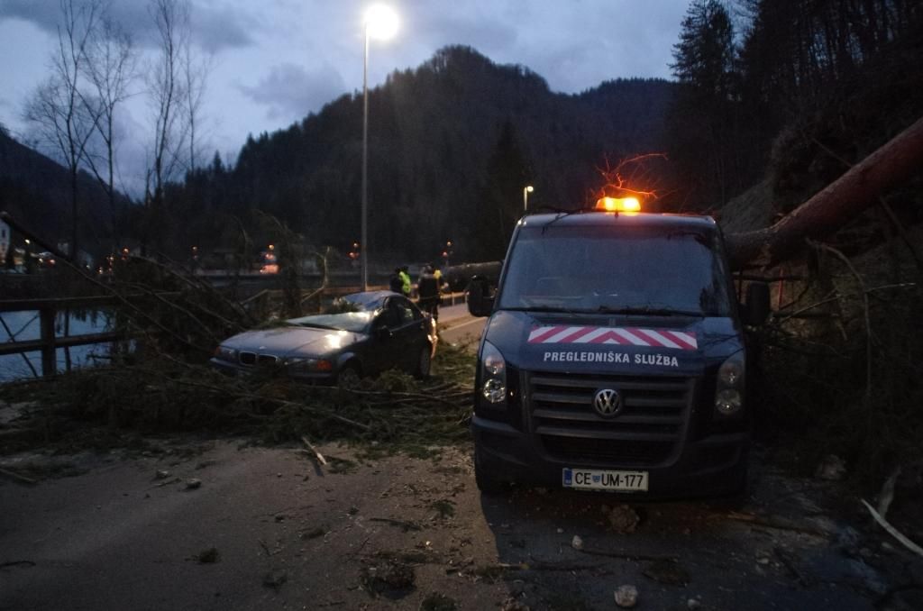 FOTO:Zaradi vetra zabeležili že 580 dogodkov, ki so zahtevali intervencije