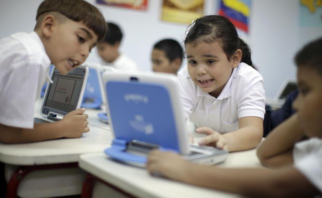 Otroci v povprečju na spletu preživijo skoraj dvakrat več časa kot pred desetletjem. FOTO: Jorge Silva/Reuters