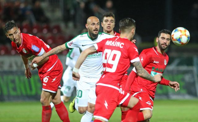 Goran Brkić (v sredini) se ni dokopal odpravnine in se je odločil, da bo le treniral in prejemal zajetno plačo. FOTO: Tadej Regent/Delo