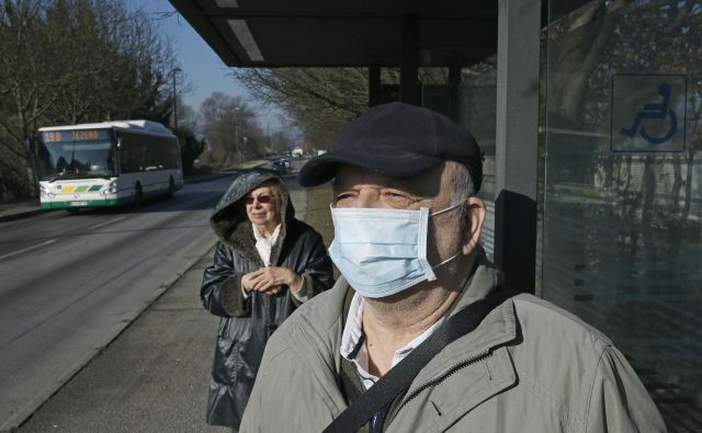 Strokovnjaki upajo, da je širjenje gripe začelo upadati. FOTO: Blaž Samec/Delo