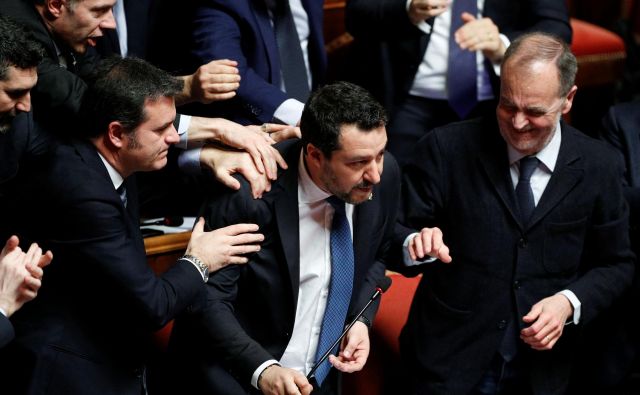 Matteo Salvini obkrožen s svojimi privrženci v italijanskem senatu. Foto: REUTERS/Guglielmo Mangiapane