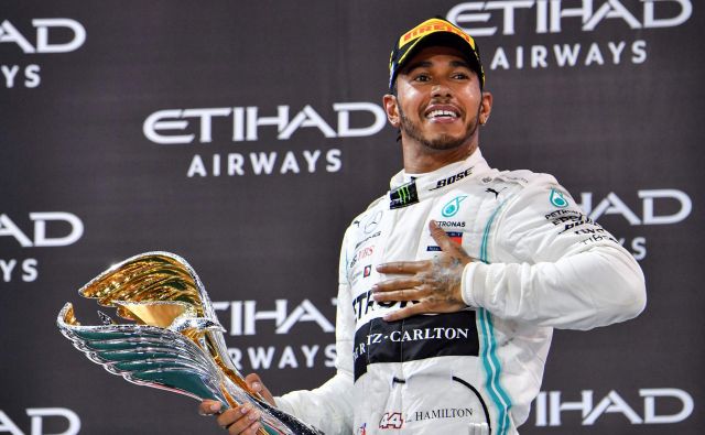 Lewis Hamilton se ne zmeni za zbadljivke mlajših tekmecev. FOTO: AFP