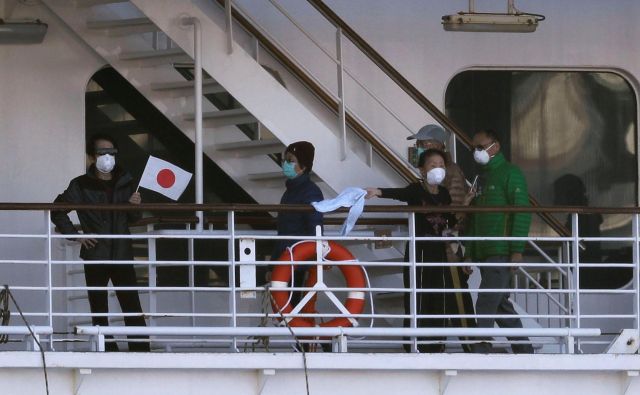 Ladja je v karanteni, odkar so 3. februarja pri bivšem potniku, ki se je izkrcal v Hongkongu, ugotovili okužbo s koronavirusom. FOTO: Kim Kyung-hoon/Reuters