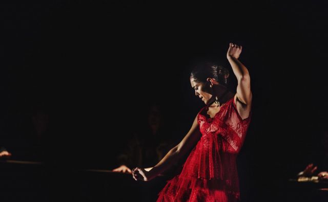 Patricia Guerrero, leta 2019 »plesalka v fokusu« nizozemskega flamenko bienala, je največja vzhajajoča zvezda flamenka. Po briljantnem nastopu v delu Don Kihot Andrésa Marína se z drugim solističnim projektom Distopija, ki ga bomo 18. februarja videli na odru CD, dokazuje kot ena največjih flamenko plesnih ustvarjalk svoje generacije, ves čas v iskanju novega jezika tega plesa. FOTO: Oscar Romero