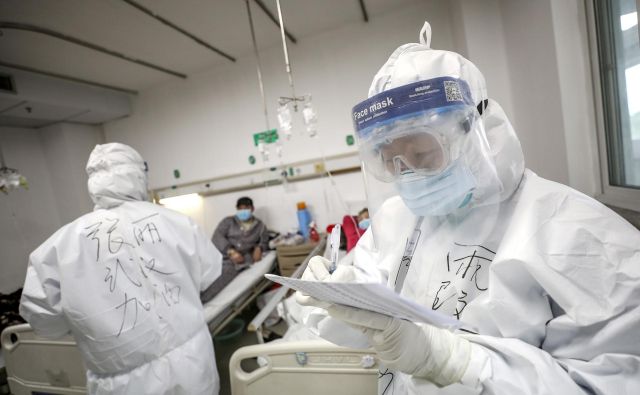 Na Kitajskem je z virusom okuženih 1716 medicinskih delavcev, od katerih jih je do prejšnjega torka šest umrlo. FOTO: Reuters