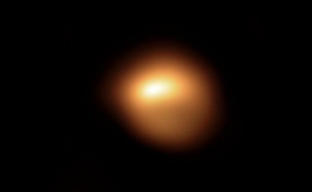 Betelgeza se spreminja, so potrdile tudi fotografije instrumenta SPHERE na Zelo velikem teleskopu v Čilu. <br />
FOTO: ESO/M. Montargès et al.