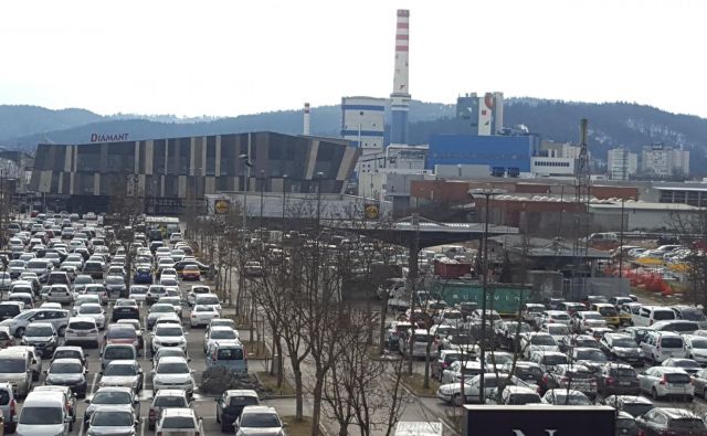 Kurjenje premoga in promet sta med največjimi onesnaževalci zraka. FOTO: Borut Tavčar/Delo