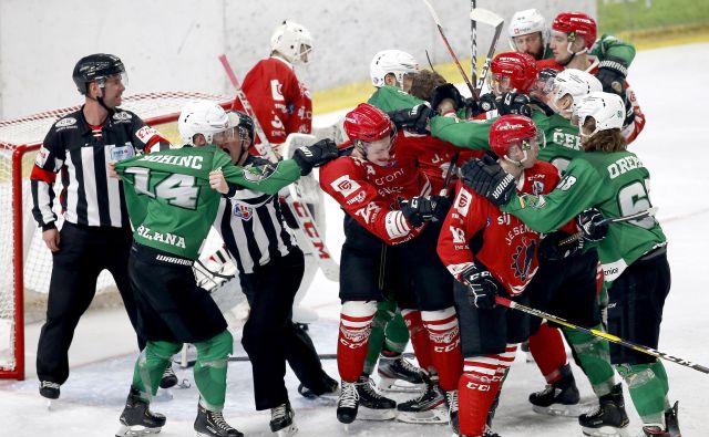 Ko bo slovenski hokej povsem zdrsnil na obrobje, bodo tudi pretepi prej gostilniški kot pravi fajterski. FOTO: Roman Šipić/Delo