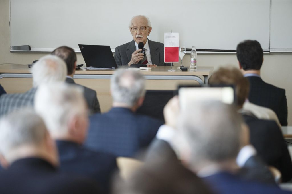 Stoletnik z diplomo številka 16