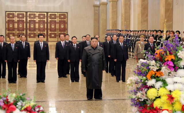 Kim Džong Un je obiskal mavzolej, kjer sta pokopana oče in dedek. FOTO: Kcna Via Reuters