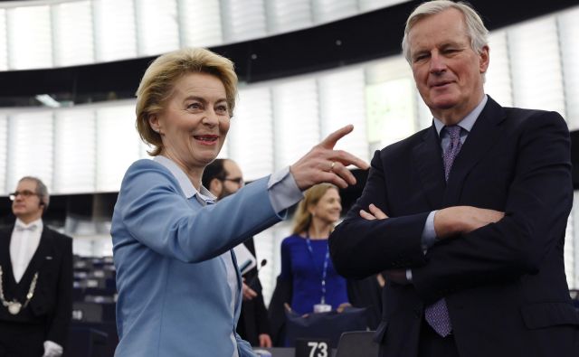 Predsednica evropske komisije Ursula von der Leyen in glavni evropski pogajalec za brexit Michel Barnier med nedavnim zasednjem evropskega parlamenta v Strasbourgu. Foto: FREDERICK FLORIN / AFP