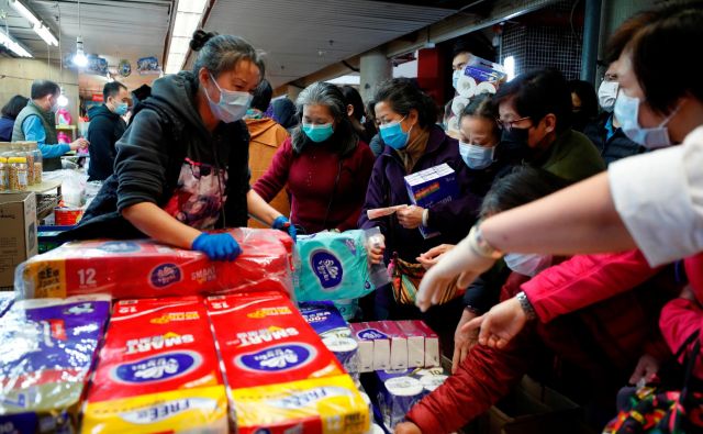 Ljudje se v trgovinah v Hong Kongu skoraj tepejo za toaletni papir. FOTO: Tyrone Siu/Reuters