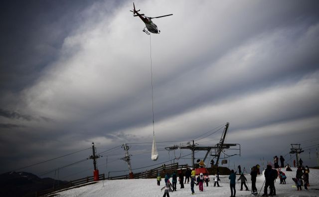 Na smučišče Luchon-Superbagneres v francoskih Pirenejih dovažajo sneg s helikopterjem z višjih območij. FOTO: Anne-Christine Poujoulat/AFP