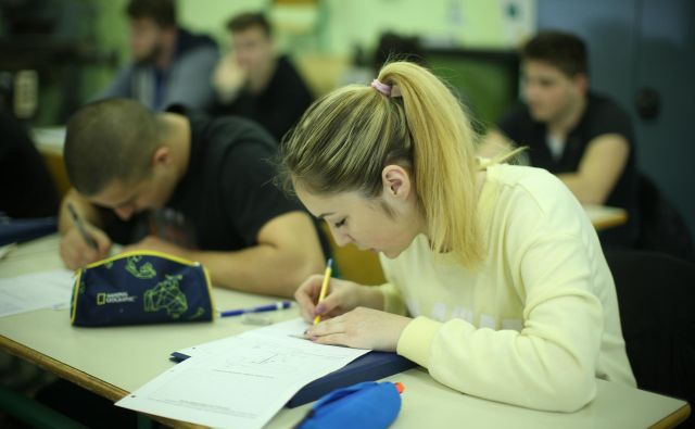 Dobri dijaki namreč niso nenehno tihi, poslušni in sklonjeni nad zapiske. So vedoželjni, izzivalni, prepolni hote ali nehote zamotanih poizvedovanj, ki segajo do skrajnega obzorja učiteljevega znanja in onkraj njega. FOTO: Jure Eržen/Delo