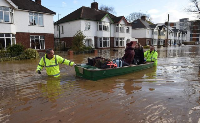 V Angliji je bilo poplavljenih več kot 400 domov, pri samem reševanju in odpravljanju posledic pa sodeluje več kot tisoč ljudi. FOTO: Oli Scarff/AFP