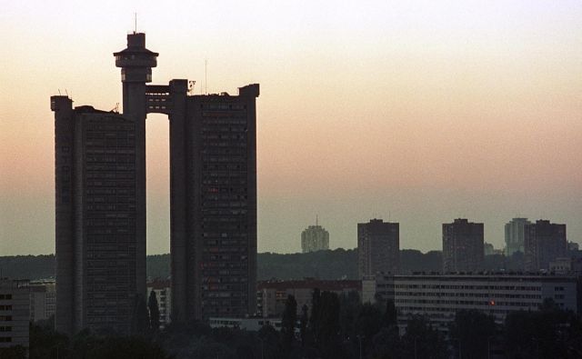 Stolpnica Genex na zahodnem vhodu v Beograd, tipičen primerek jugoslovanske brutalistične arhitekture, je bila v začetku 80. let menda najbolj pametna stavba na Balkanu, danes pa se je spomnijo samo, ko se v njej pokvari dvigalo. Foto Reuters