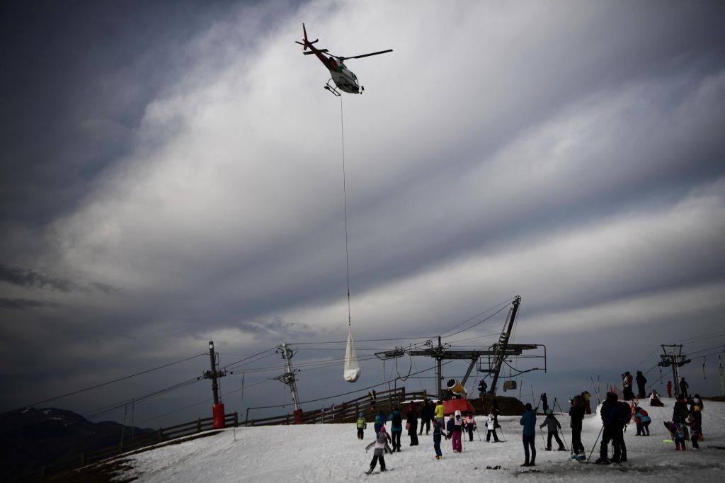 Na francosko smučišče sneg vozijo s helikopterjem