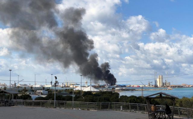 Dim iz zadete ladje v tripolijskem pristanišču. <br />
FOTO: Ahmed Elumami/Reuters