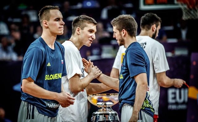 Klemen Prepelič (levo) in Aleksej Nikolić (desno) pred finalom evropskega prvenstva 2017, na katerem je Slovenija ugnala Srbijo in osvojila zlato kolajno. FOTO: FIBA