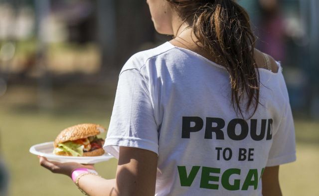 Pri britanskem BBC-ju so preučili, zakaj se za vegetarijanstvo in veganstvo odloči več žensk kot moških. Splošno razširjenemu stereotipu, da je meso odraz moškosti, namreč pritrjuje več raziskav v državah po vsem svetu, vse od Švedske pa do Avstralije, ki so pokazale, da je odstotek moških veganov dosti nižji od odstotka ženskih. FOTO: Jack Guez/Afp