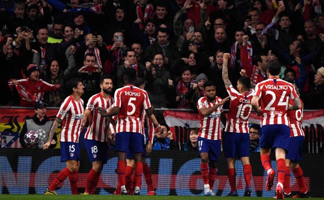 Takole je spravil v dobro voljo navzoče v Madridu strelec gola za Atletico Saul Niguez. FOTO: AFP