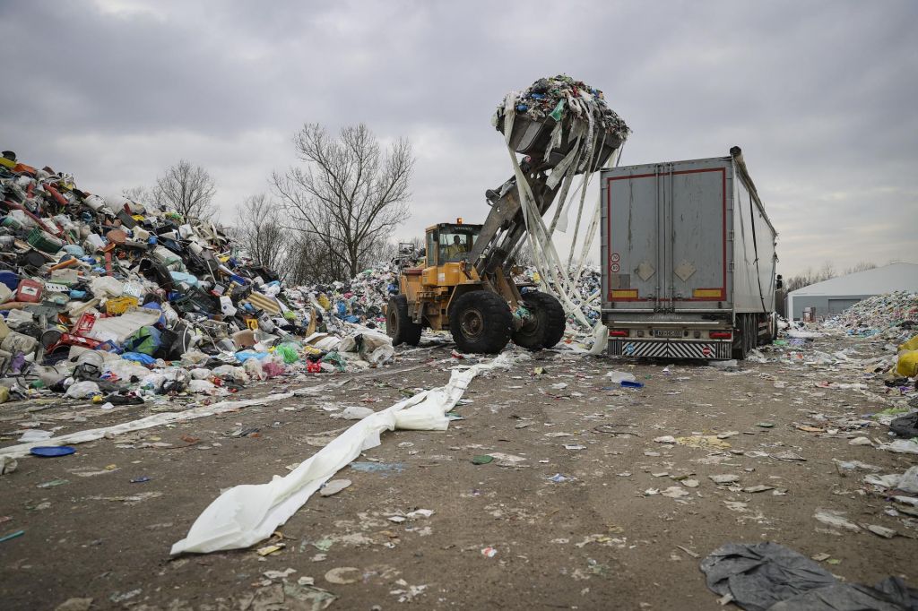 FOTO:Močnejši veter in plastiko bomo dobili pred vrata