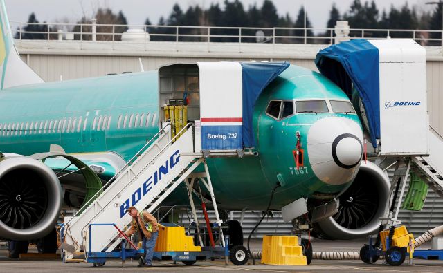 Delavci pregledujejo novo letalo Boeing 737 Max v Boeingovi tovarni v  Rentonu v državi Washington. Med takšnimi pregledi so odkrili smeti v rezervoarjih. FOTO: Lindsey Wasson/Reuters
