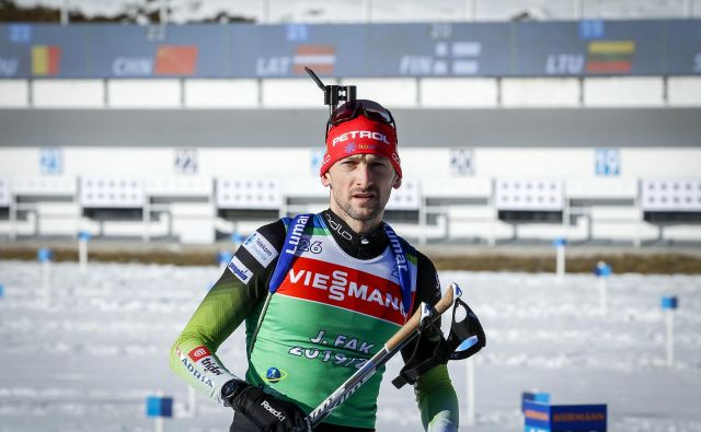 Tik pod stopničkami je končal najboljši slovenski tekmovalec Jakov Fak, ki je zgrešil enkrat. FOTO: Matej Družnik/Delo