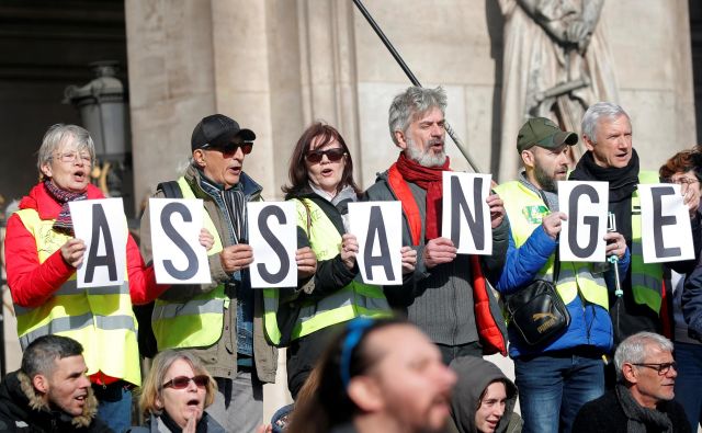 Protestniki v Parizu zahtevajo osvoboditev Juliana Assangea. Foto Reuters