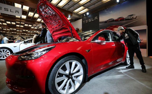 Tesla v svoje modele vgrajuje osrednjo krmilno enoto, ki bo v prihodnosti omogočala avtonomno vožnjo. FOTO: Chris Helgren/ Reuters